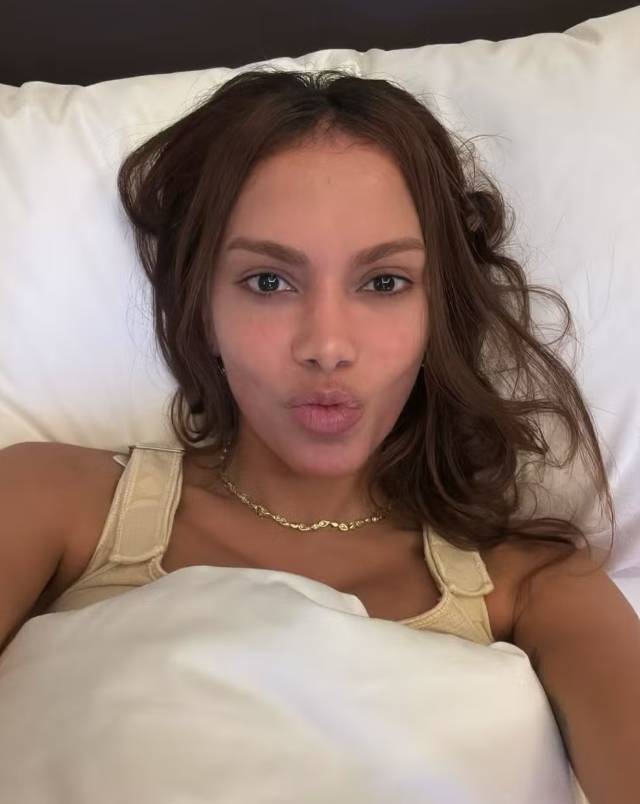Anitta posa com 'novo rosto' em viagem ao lado de amigos e família — Foto: Reprodução/Instagram


